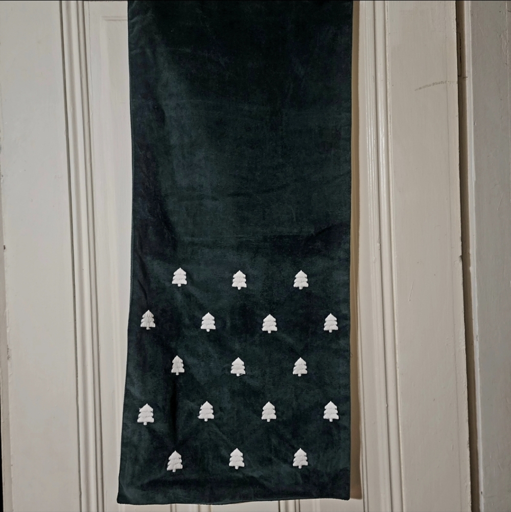 ENVOGUE All Over Tree Embroidered Table Runner GREEN, 16"×80"
